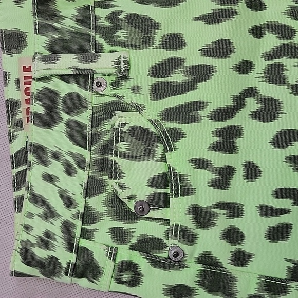 Fragile Blue Jeans Lime Cheetah Print Faded/Distressed Shorts Size 24 - Picture 8 of 15